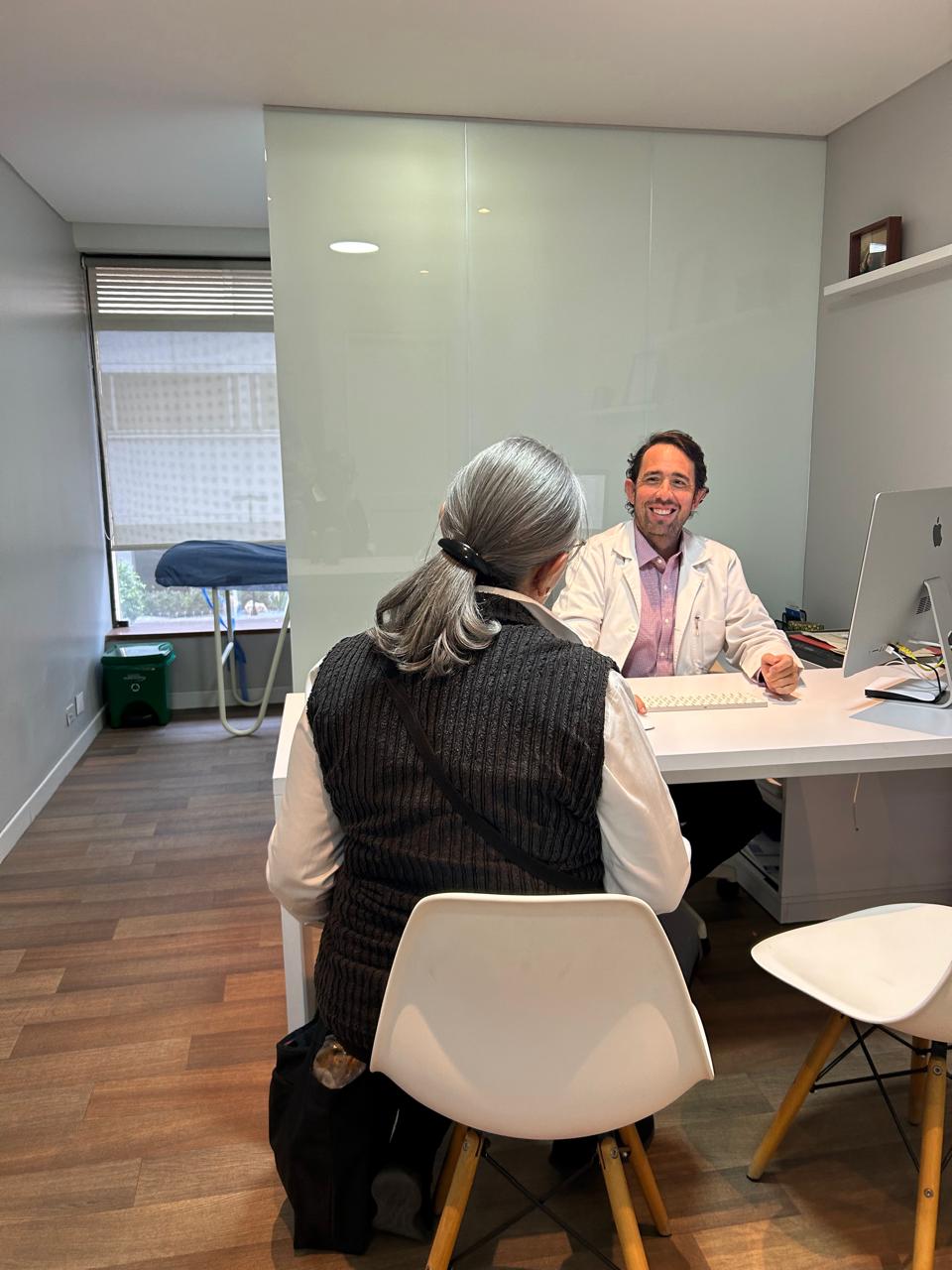 Dr. Alejandro Aparicio - Urólogo en Bogotá photo 2