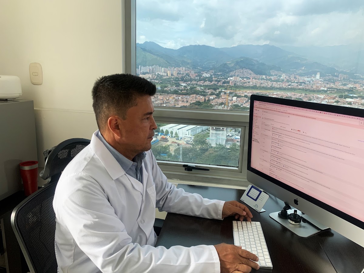 Dr. Carlos Londoño Martínez, Urólogo photo 2