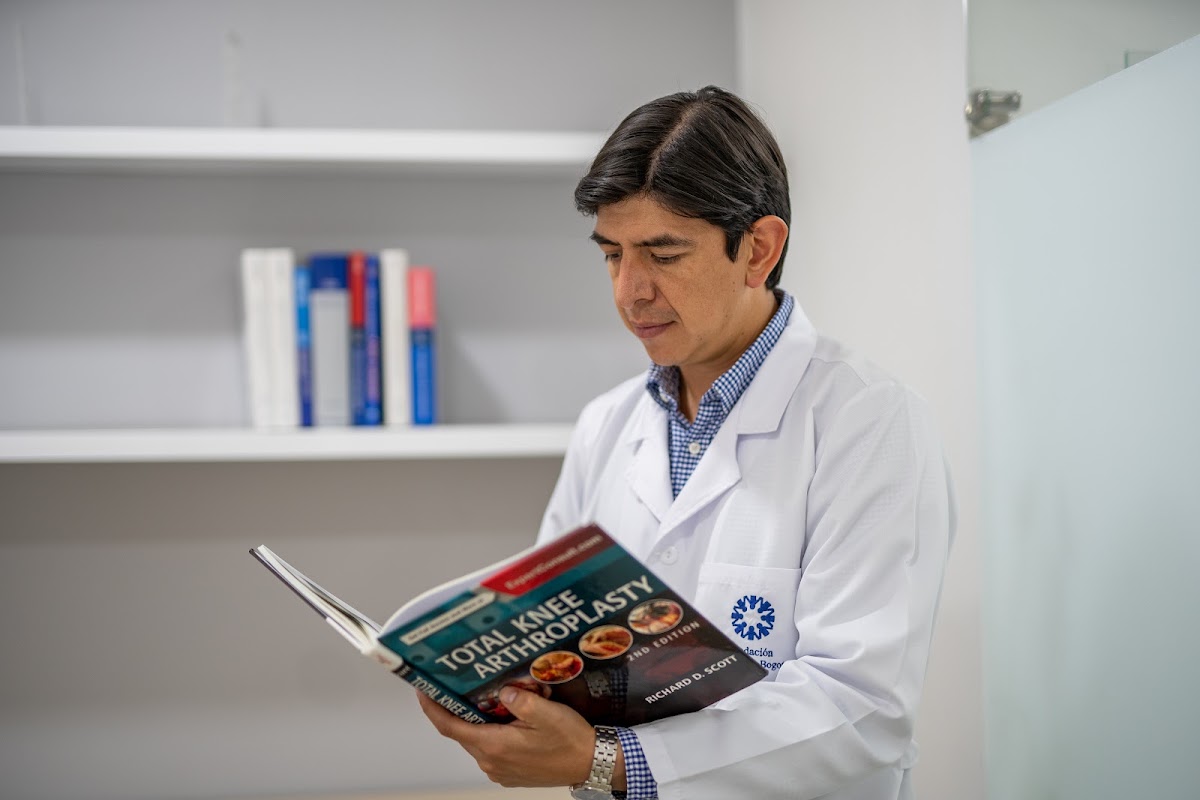 Dr. Daniel Morales - Artroscopia y Cirugía de Rodilla - Ortopedia y Traumatología photo 2