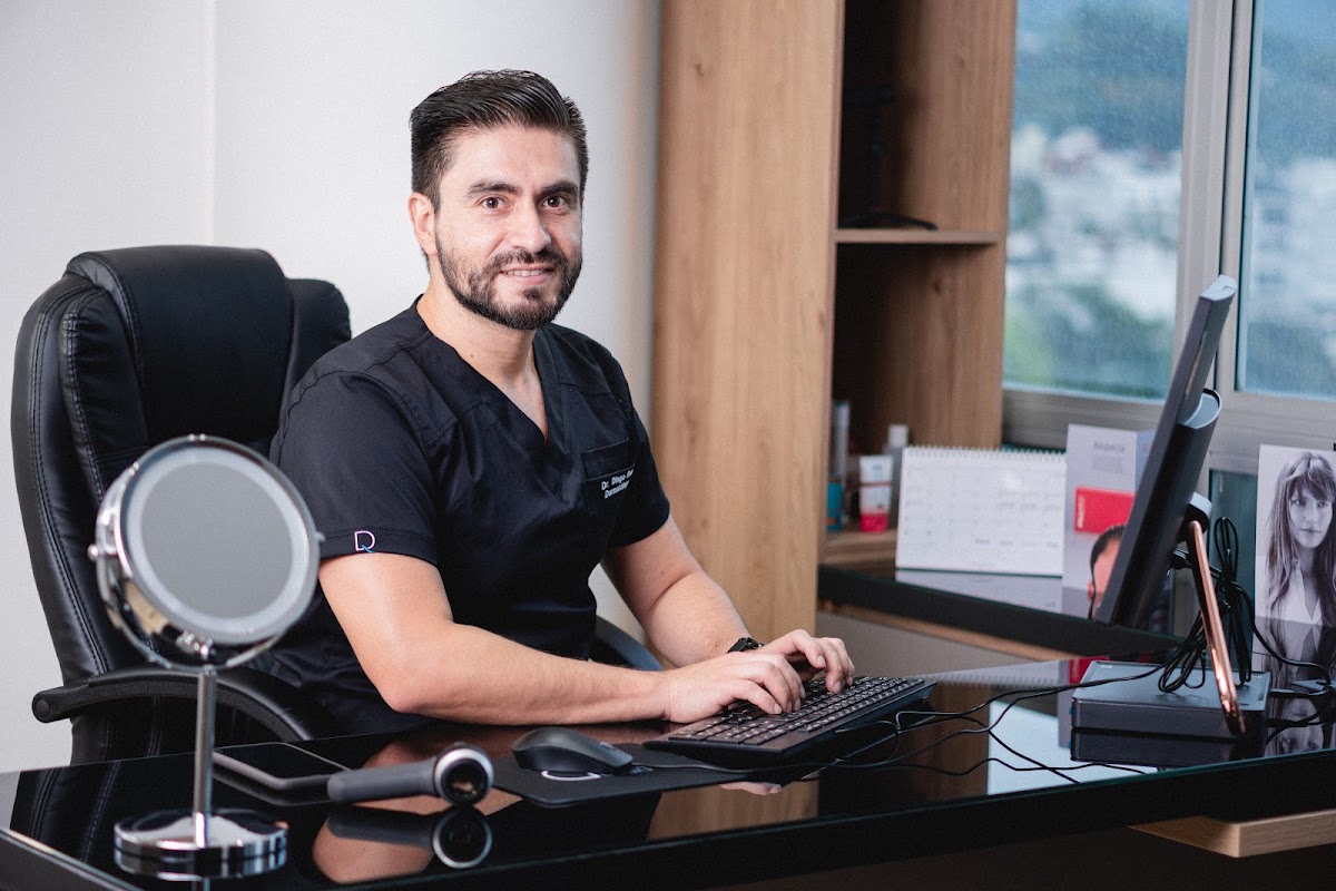 "Dr. Diego Roa - Dermatólogo en Bucaramanga | Especialista en Acné, Láser y Tricología"