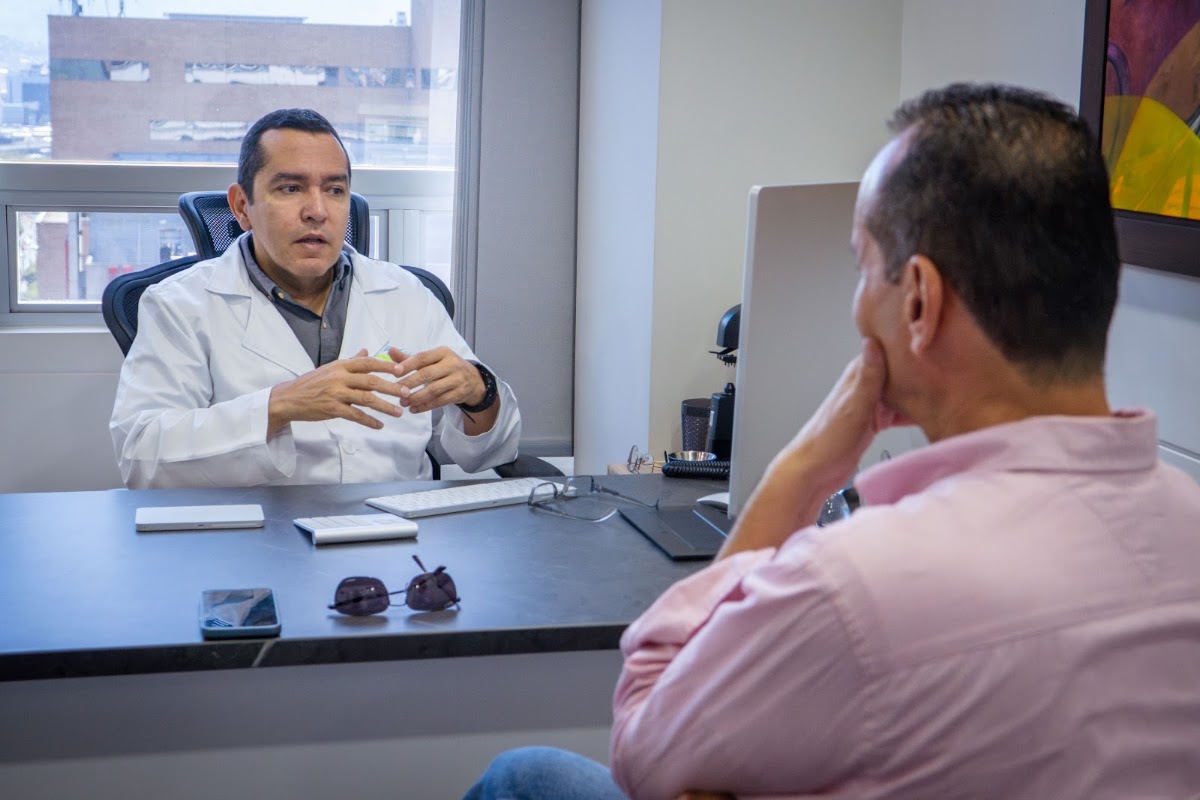 Dr. Germán Giraldo - Oftalmólogo photo 2