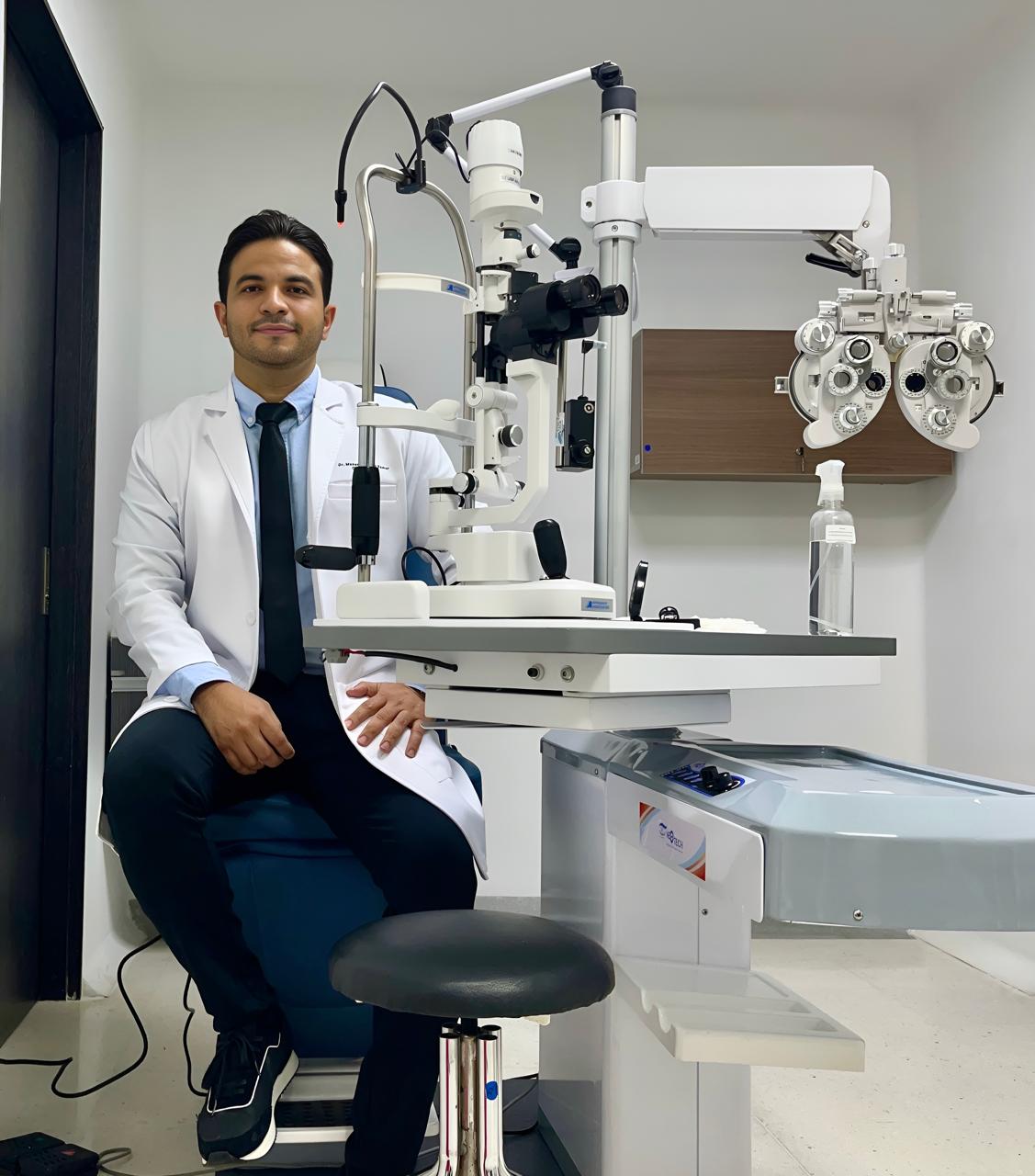 Dr. Manuel Del Cristo Castro Samur — Oftalmólogo · Cirugía Láser y Catarata Medellín