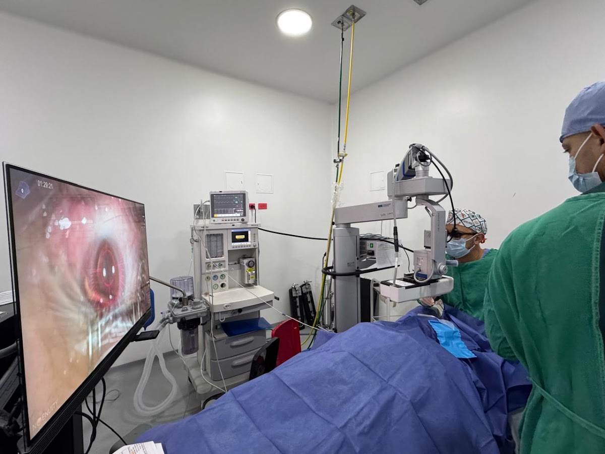 Dr. Rafael García | Oftalmólogo - Especialista en cirugía de Catarata y Retina photo 3